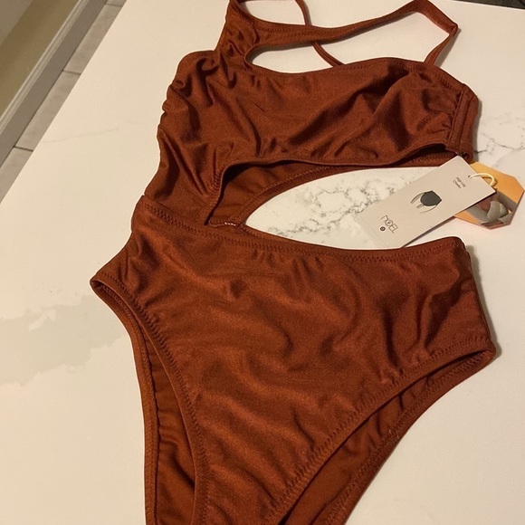 Fe NOEL Women's Asymmetrical
Metallic Cut Out High Leg Cheeky
One Piece new - Picture 8 of 9